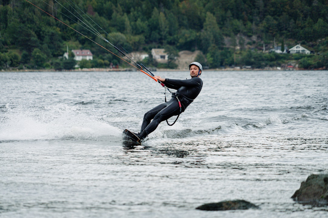 GRUNNPOSISJONEN: Den mest hensiktsmessige posisjonen for en kiter vil være å holde en relativt rett kropp. Foto: Christian Nerdrum GRUNNPOSISJONEN: Den mest hensiktsmessige posisjonen for en kiter vil være å holde en relativt rett kropp. Foto: Christian Nerdrum