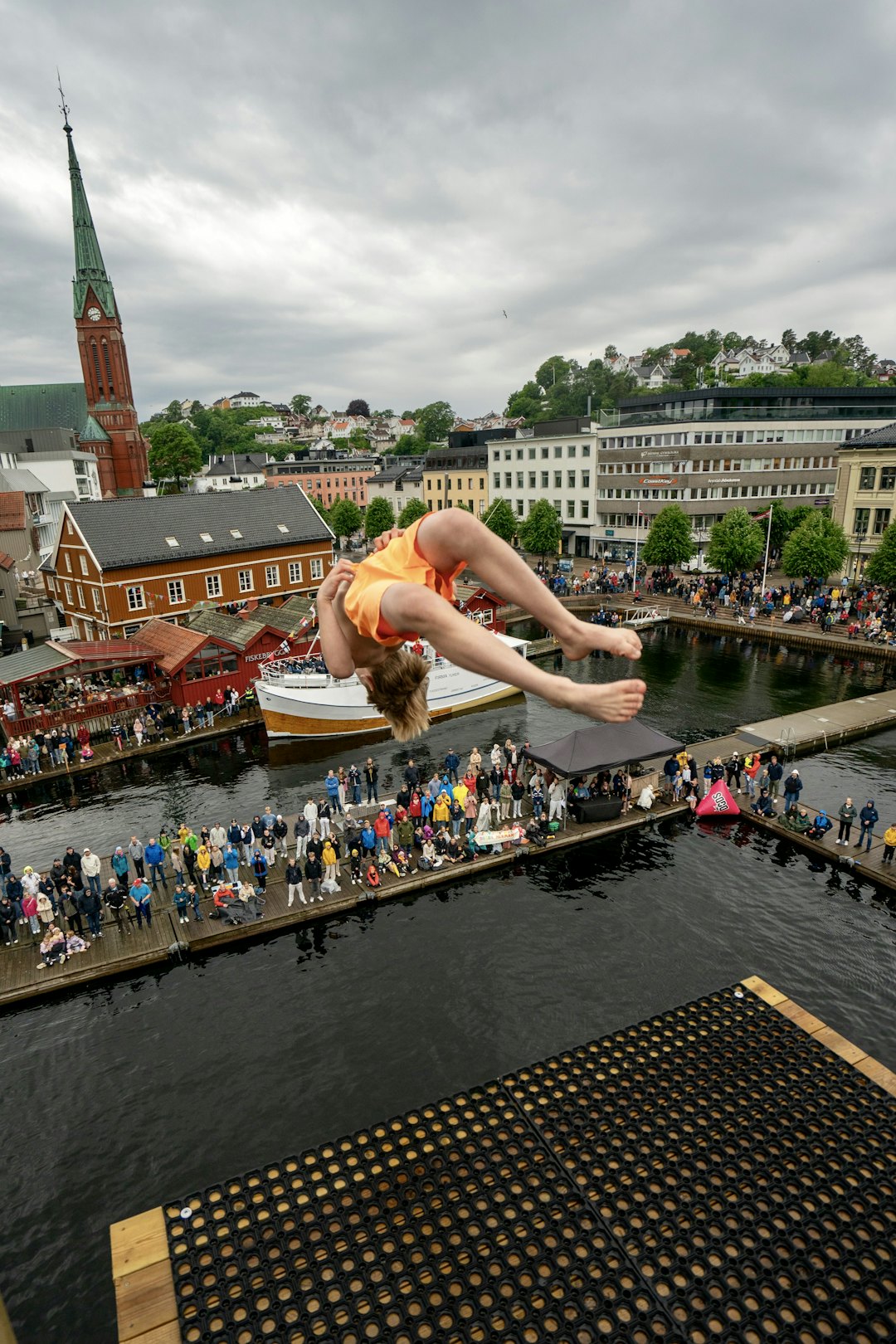 ARENDAL: Over 5000 på plass for å få med seg døsingen fra 12 meters høyde. Foto: Mads Mehus. Døds World Tour 2024