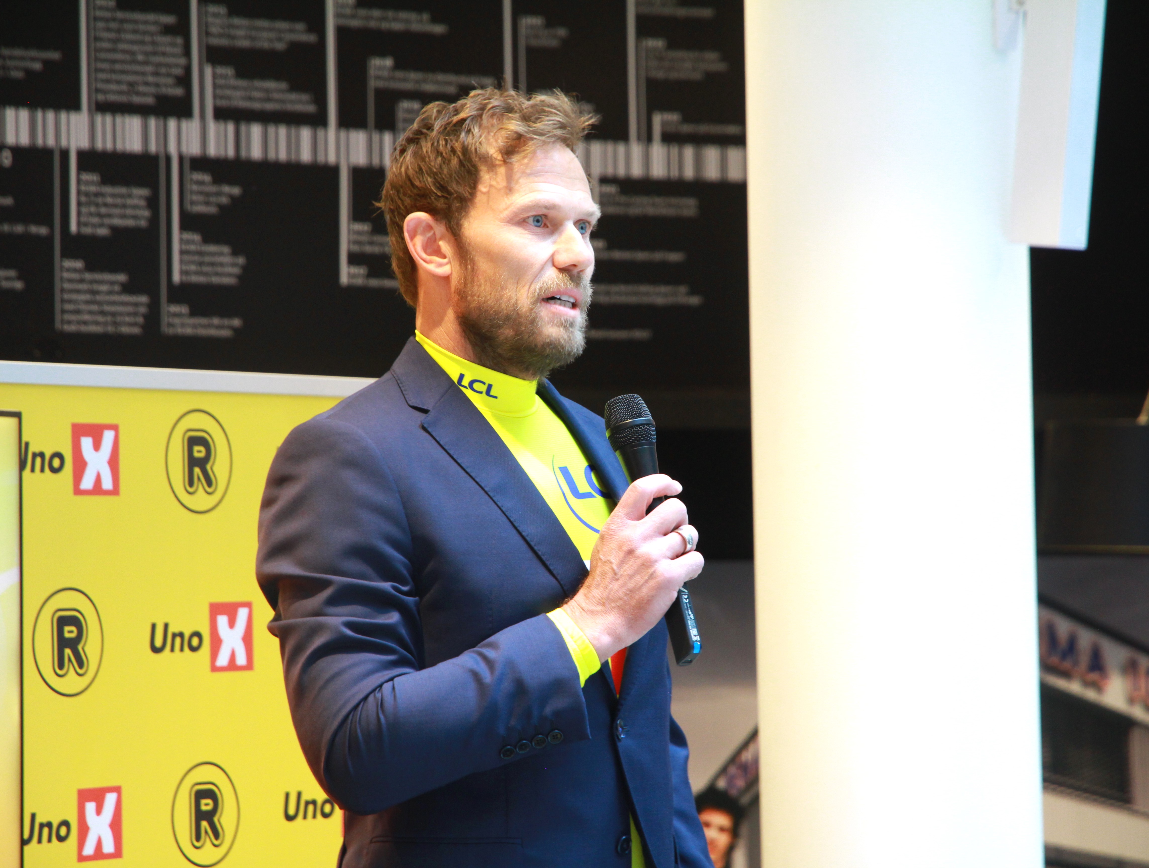 GUL TRØYE OG DRESSJAKKE: Var oppskriften for Thor Hushovd for anledningen. Under Tour de France-presentasjonen gjentok Grimstad-mannen at etappeseier var et naturlig mål for Uno-X. FOTO: Jarle Fredagsvik