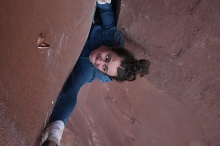 Mari Salvesen på The Cleaver. Foto: Pete Whittaker Kvinne klatrer i bred sprekk, har plassert en grønn kamkile over seg.