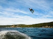 INDYGLIDE: Med rett timing og hjelp fra en bølge, så kan du poppe flere meter høyt og langt, som Karl Oskar Teien gjør her i strømmen på Verket. Foto: Christian Nerdrum Kiter popper en indyglide på Verket