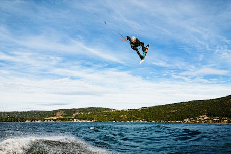 INDYGLIDE: Med rett timing og hjelp fra en bølge, så kan du poppe flere meter høyt og langt, som Karl Oskar Teien gjør her i strømmen på Verket. Foto: Christian Nerdrum Kiter popper en indyglide på Verket