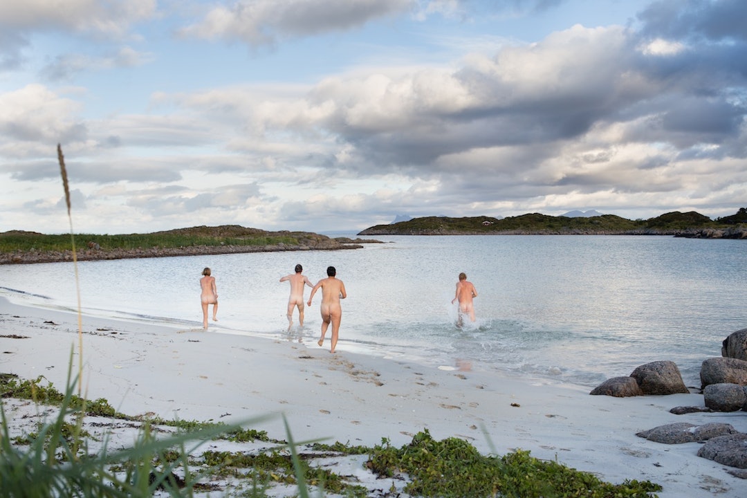 ISKALD DUKKERT:Etter å ha vært på Skrovas høyeste topp, er det deilig med et forfriskende bad ved Enkholmen. ISKALD DUKKERT:Etter å ha vært på Skrovas høyeste topp, er det deilig med et forfriskende bad ved Enkholmen.