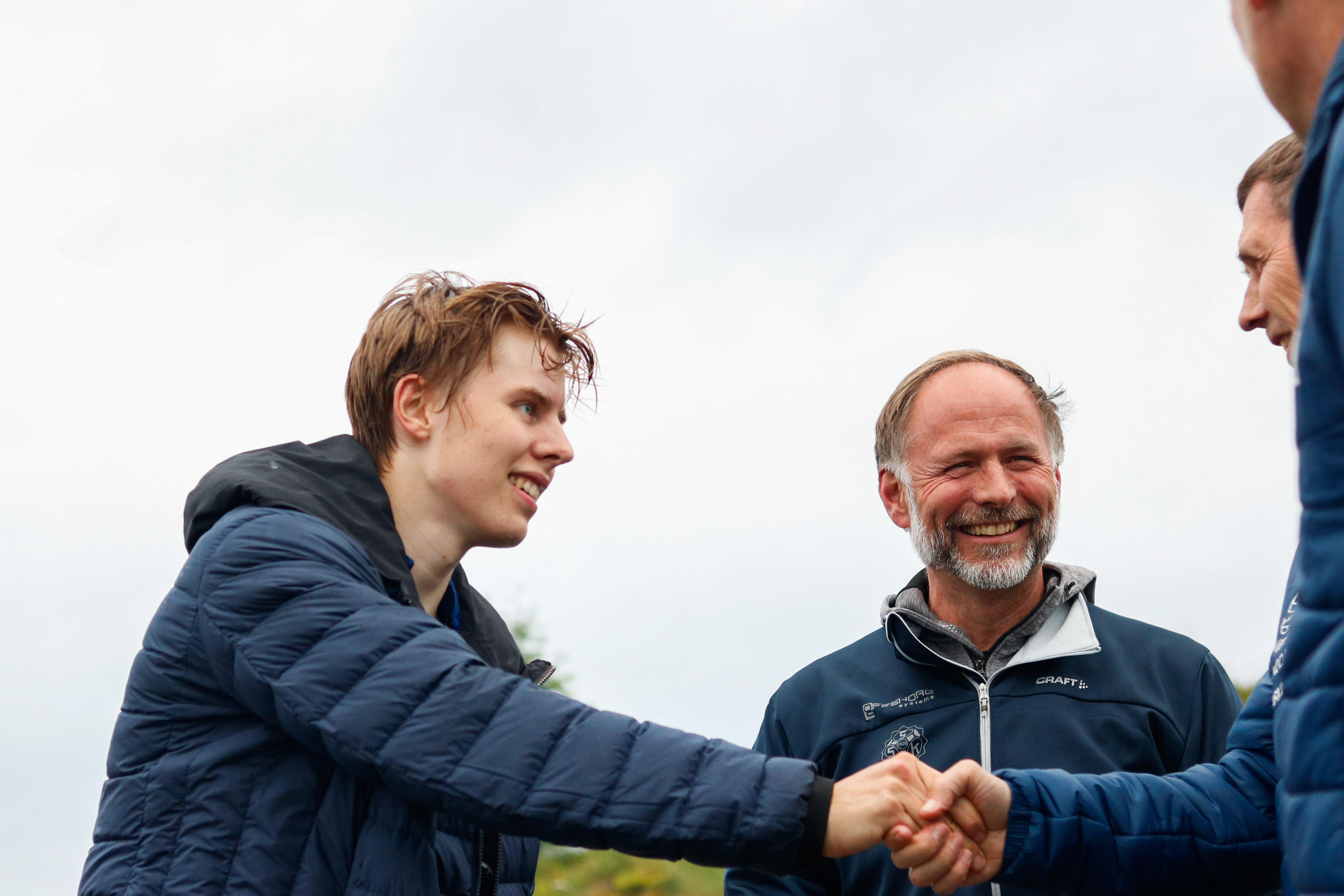 I RAMPELYSET: Atle Kvålsvoll gratulerer Felix Ørn-Kristoff med gullet. Foto: Knut Andreas Lone