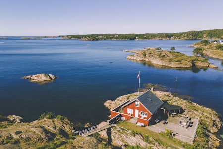NORGE I DAG: Seilerhytta i Tvedestrand tilhører en privatperson som leier ut til DNT, til glede for allmennheten. Foto: Marius Dalseg Sætre/DNT seilerhytta hytte ved sjøen