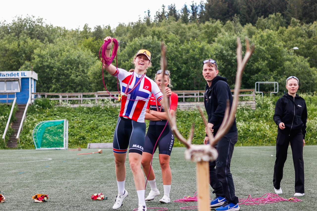 TRAFF BLINK: Kamilla Aasebø sikret lørdag sitt andre gull i årets NM, og fikk testet lassoferdighetene sine etterpå. Foto: Knut Andreas Lone TRAFF BLINK: Kamilla Aasebø sikret lørdag sitt andre gull i årets NM, og fikk testet lassoferdighetene sine etterpå. Foto: Knut Andreas Lone