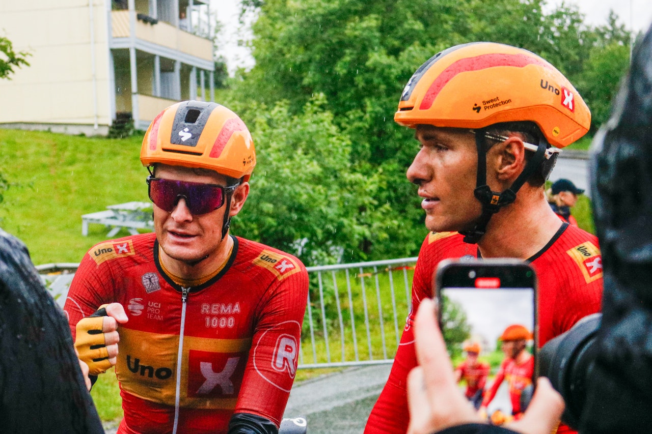 TIL MÅL SAMMEN: Markus Hoelgaard og Fredrik Dversnes tok seg god tid til å feire på oppløpet. Foto: Knut Andreas Lone TIL MÅL SAMMEN: Markus Hoelgaard og Fredrik Dversnes tok seg god tid til å feire på oppløpet. Foto: Knut Andreas Lone