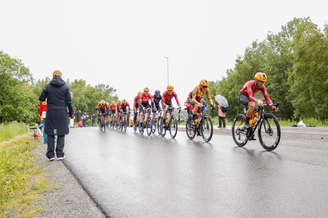 KONTROLLERTE: Slik så det meste av dagens fellesstart ut: Uno-X tauende i front. Foto: Knut Andreas Lone KONTROLLERTE: Slik så det meste av dagens fellesstart ut: Uno-X tauende i front. Foto: Knut Andreas Lone
