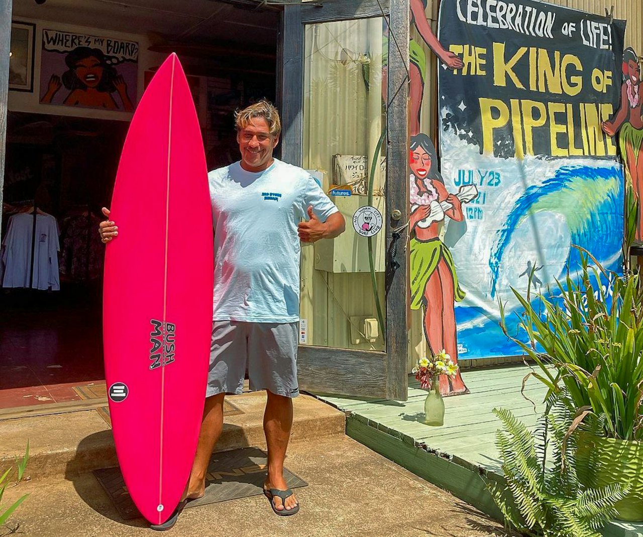 1975-2024: Tamayo Perry ble drept av hai utenfor Goat Island på Oahu, Hawaii. Foto: Privat Tamayo Perry utenfor en surfbutikk
