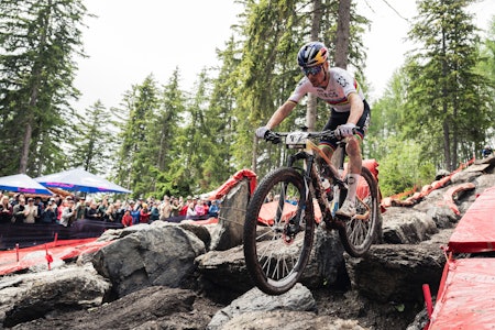 TEKNISK OG SLEIPT: Tom Pidcock valgte konsekvent A-linja, og dro sakte ifra konkurrentene sine. Det var ekstremt krevende forhold i den nye rundbaneløypa i sveitsiske Crans Montana. FOTO: Red Bull Contentpool TEKNISK OG SLEIPT: Tom Pidcock valgte konsekvent A-linja, og dro sakte ifra konkurrentene sine. Det var ekstremt krevende forhold i den nye rundbaneløypa i sveitsiske Crans Montana. FOTO: Red Bull Contentpool