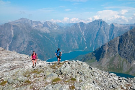 På vei ned mot Svartvassbu. Bak oss ligger Eikesdalsvatnet omkranset av fra venstre Goksøyra, Skjorta, Litlskjorta, Trondskjortetind og Fløtatind. På bildet: Kari og Bård. Foto: Ola Hovdenak På vei ned mot Svartvassbu. Bak oss ligger Eikesdalsvatnet omkranset av fra venstre Goksøyra, Skjorta, Litlskjorta, Trondskjortetind og Fløtatind. På bildet: Kari og Bård. Foto: Ola Hovdenak