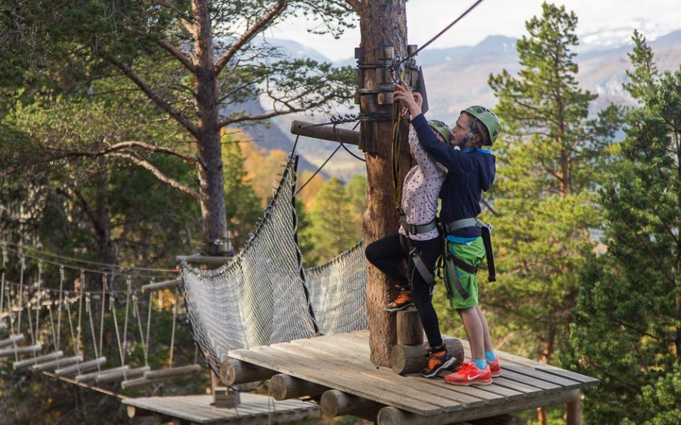 NOE Å STREKKE SEG ETTER: Klatreparken ved Raubergstulen. Foto: Live Sulheim galdhøpiggen klatrepark