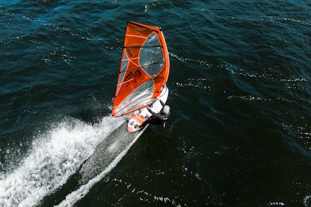FREERIDE: Ole Erik Carlson i full plan. Foto: Christian Nerdrum Windsurfer i full plan