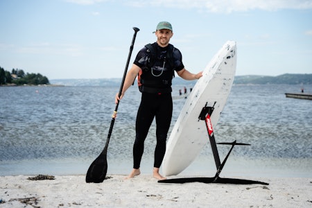 KLAR FOR TUR: På på hjemmelaget brett og åreblad er Halvard Holden Feragen klar for en downwinder fra Filtvet til Storesand. Foto: Christian Nerdrum KLAR FOR TUR: På på hjemmelaget brett og åreblad er Halvard Holden Feragen klar for en downwinder fra Filtvet til Storesand. Foto: Christian Nerdrum