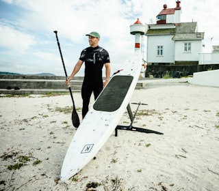 STRANDSTART: På et hjemmelaget brett på 2,56 meter og 115 liter har Halvard Holden Feragen påmontert en foil med et vingespenn på 120 cm. Foto: Christian Nerdrum STRANDSTART: På et hjemmelaget brett på 2,56 meter og 115 liter har Halvard Holden Feragen påmontert en foil med et vingespenn på 120 cm. Foto: Christian Nerdrum