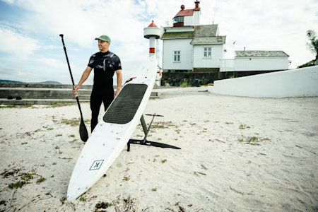 STRANDSTART: På et hjemmelaget brett på 2,56 meter og 115 liter har Halvard Holden Feragen påmontert en foil med et vingespenn på 120 cm. Foto: Christian Nerdrum STRANDSTART: På et hjemmelaget brett på 2,56 meter og 115 liter har Halvard Holden Feragen påmontert en foil med et vingespenn på 120 cm. Foto: Christian Nerdrum