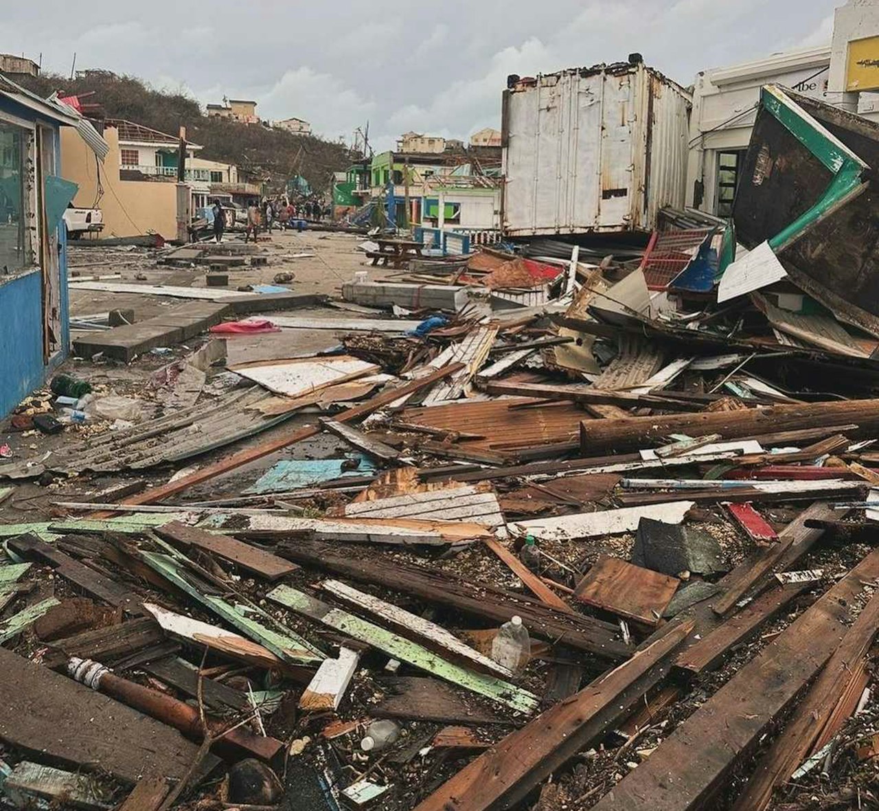 BERYL: «Hele øya en ødelagt» skriver Jeremie Tronet i Instagra-posten. BERYL: «Hele øya en ødelagt» skriver Jeremie Tronet i Instagra-posten.