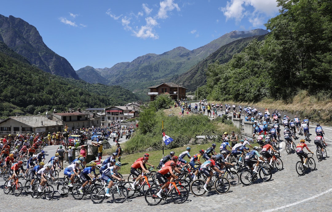 FRA PINEROLO TIL VALLOIRE: Samlet felt på den 139.6 km lange 4. etappen av Tour de France. Foto: Cor Vos PINEROLO VALLOIRE tour de france cor vos