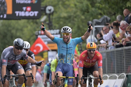 HISTORISK: Mark Cavendish jubler for en historisk etappeseier. Alexander Kristoff til høyre. Foto: Cor Vos Mark Cavendish vant den femte etappen av Tour de France.