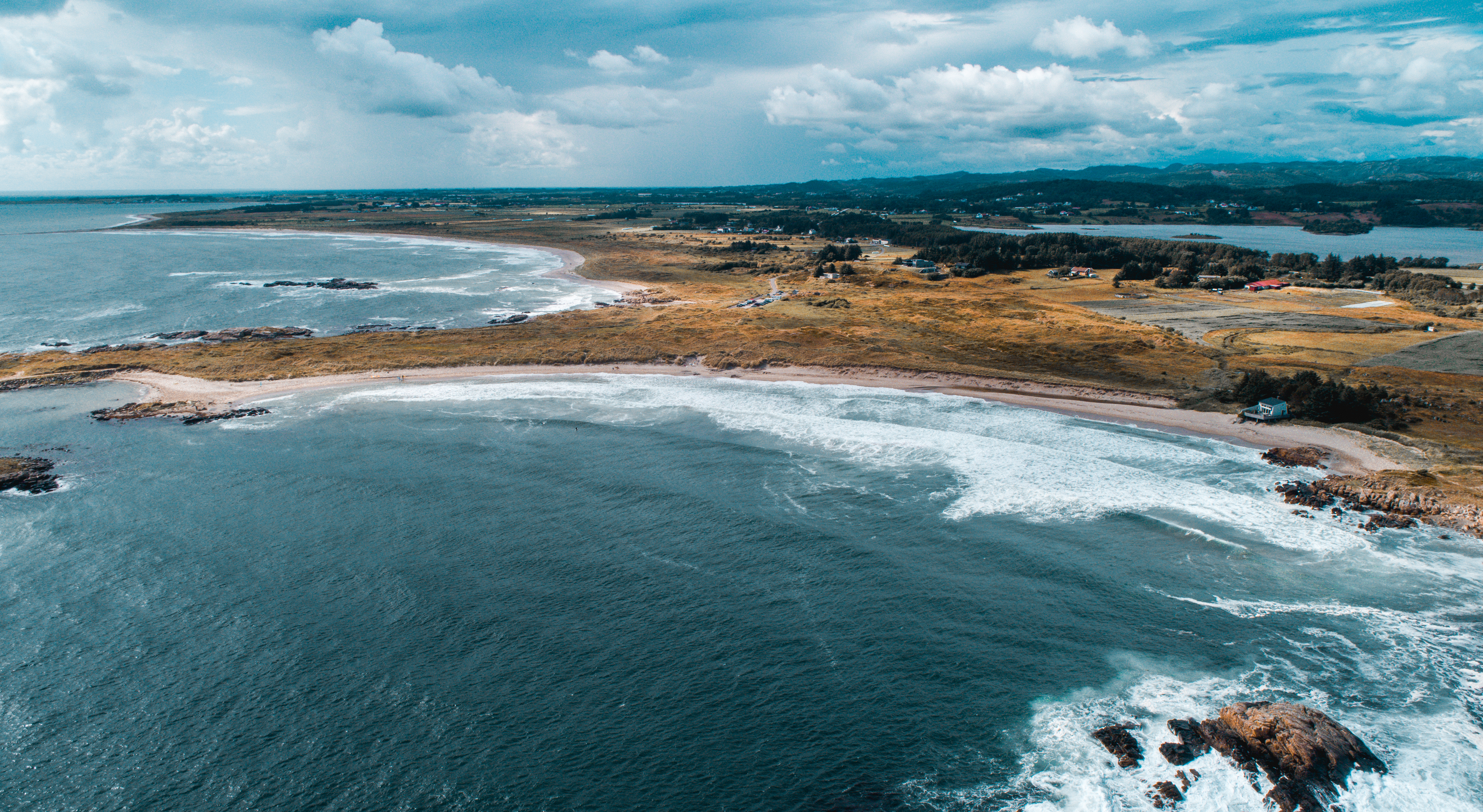 HER SKJER DET:  Lille Havika og Store Havika, to av i alt 15 km med strender på Lista. Foto: Lista Surfing/Listerdrone