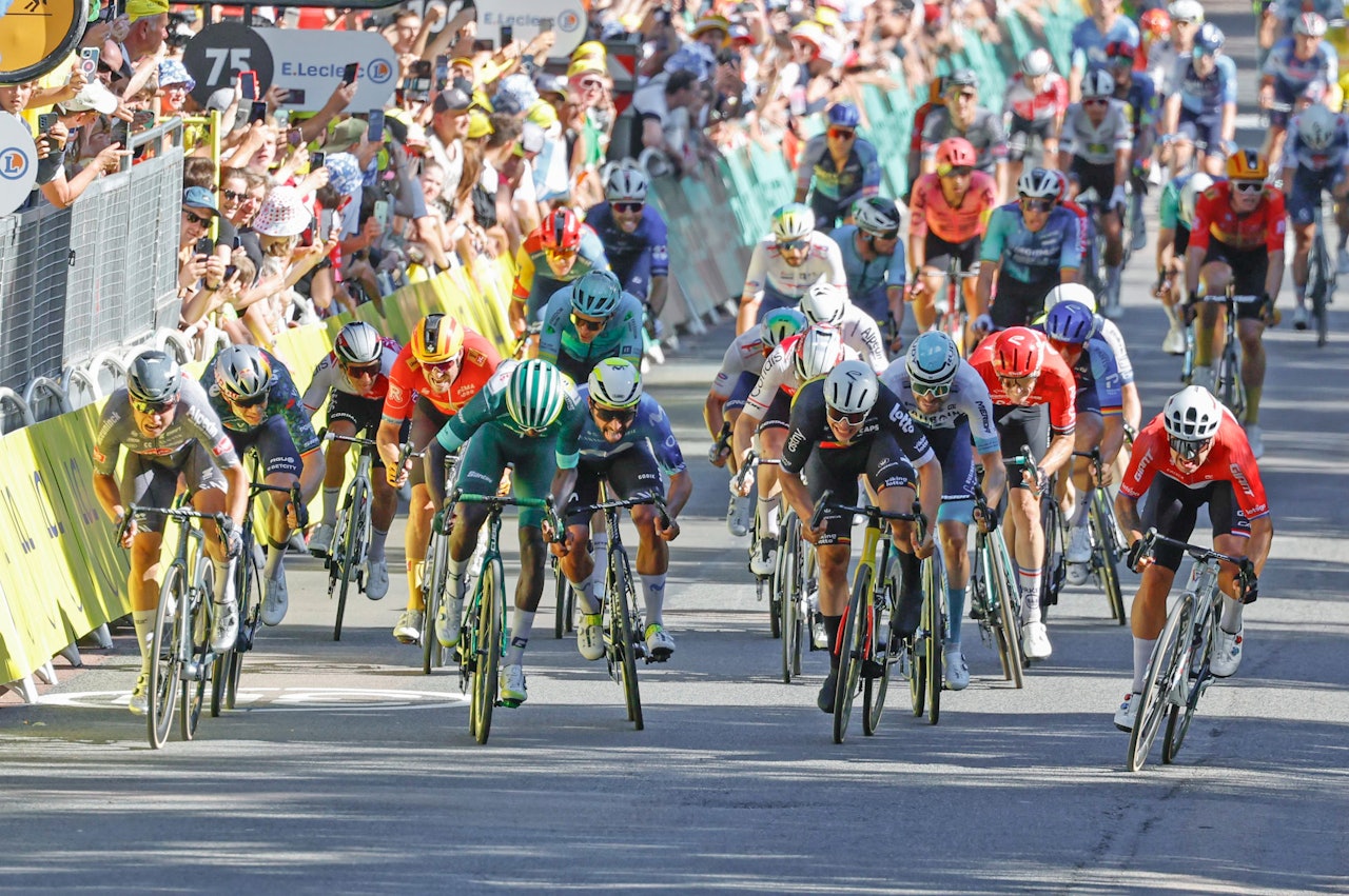 MASSESPURT: Dylan Groenewegen vant foran Biniam Girmay, etter at Jasper Philipsen ble disket. Foto: Cor Vos MASSESPURT: Dylan Groenewegen vant foran Biniam Girmay, etter at Jasper Philipsen ble disket. Foto: Cor Vos