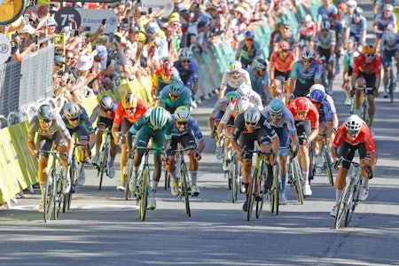 MASSESPURT: Dylan Groenewegen vant foran Biniam Girmay, etter at Jasper Philipsen ble disket. Foto: Cor Vos MASSESPURT: Dylan Groenewegen vant foran Biniam Girmay, etter at Jasper Philipsen ble disket. Foto: Cor Vos