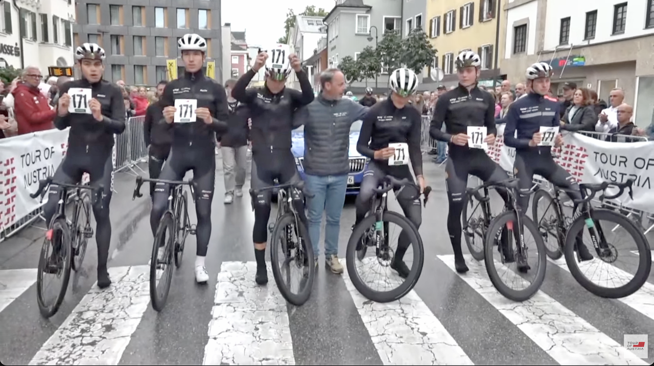 HYLLET DREGE: Lagkameratene på Team Coop-Repsol kjørte alle med startnummeret til André Drege. Foto: Skjermdump fra Tour of Austria HYLLET DREGE: Lagkameratene på Team Coop-Repsol kjørte alle med startnummeret til André Drege. Foto: Skjermdump fra Tour of Austria