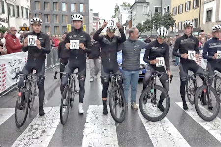 HYLLET DREGE: Lagkameratene på Team Coop-Repsol kjørte alle med startnummeret til André Drege. Foto: Skjermdump fra Tour of Austria HYLLET DREGE: Lagkameratene på Team Coop-Repsol kjørte alle med startnummeret til André Drege. Foto: Skjermdump fra Tour of Austria