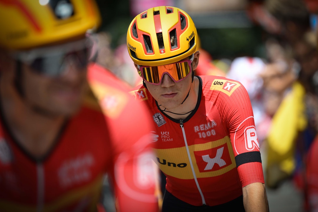 FOR ANDRÉ: Johannes Kulset med sørgebind på armen ved starten av dagens Tour de France-etappe. FOTO: Cor Vos FOR ANDRÉ: Johannes Kulset med sørgebind på armen ved starten av dagens Tour de France-etappe. FOTO: Cor Vos