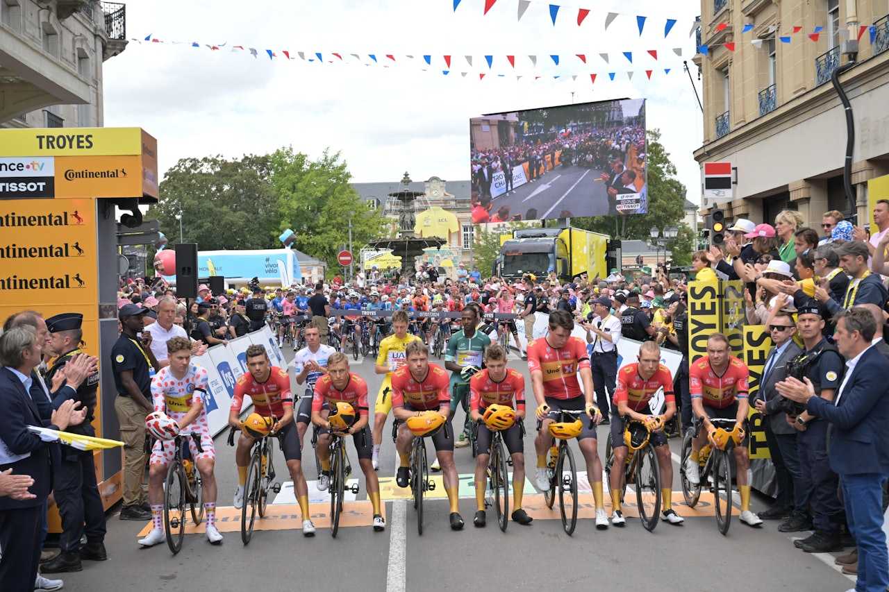 VISTE SIN RESPEKT: Etappe 8 av årets Tour de France åpnet med en markering for å hedre André Dreges minne. Uno-X-laget tok oppstilling i front av startfeltet. FOTO: Cor Vos VISTE SIN RESPEKT: Etappe 8 av årets Tour de France åpnet med en markering for å hedre André Dreges minne. Uno-X-laget tok oppstilling i front av startfeltet. FOTO: Cor Vos