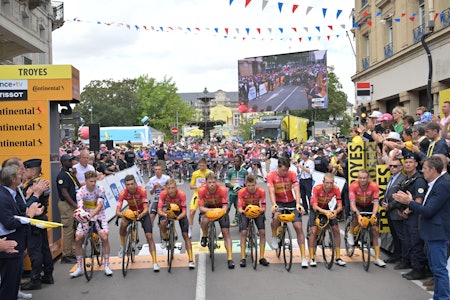 VISTE SIN RESPEKT: Etappe 8 av årets Tour de France åpnet med en markering for å hedre André Dreges minne. Uno-X-laget tok oppstilling i front av startfeltet. FOTO: Cor Vos VISTE SIN RESPEKT: Etappe 8 av årets Tour de France åpnet med en markering for å hedre André Dreges minne. Uno-X-laget tok oppstilling i front av startfeltet. FOTO: Cor Vos
