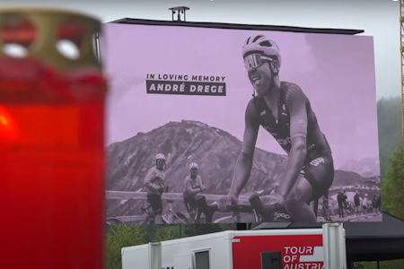 TOK FARVEL: Tour of Austria laget en verdig minnemarkering for André Drege. Hele minnerittet ble også streamet direkte via YouTube. FOTO: Skjermdump fra YouTube TOK FARVEL: Tour of Austria laget en verdig minnemarkering for André Drege. Hele minnerittet ble også streamet direkte via YouTube. FOTO: Skjermdump fra YouTube