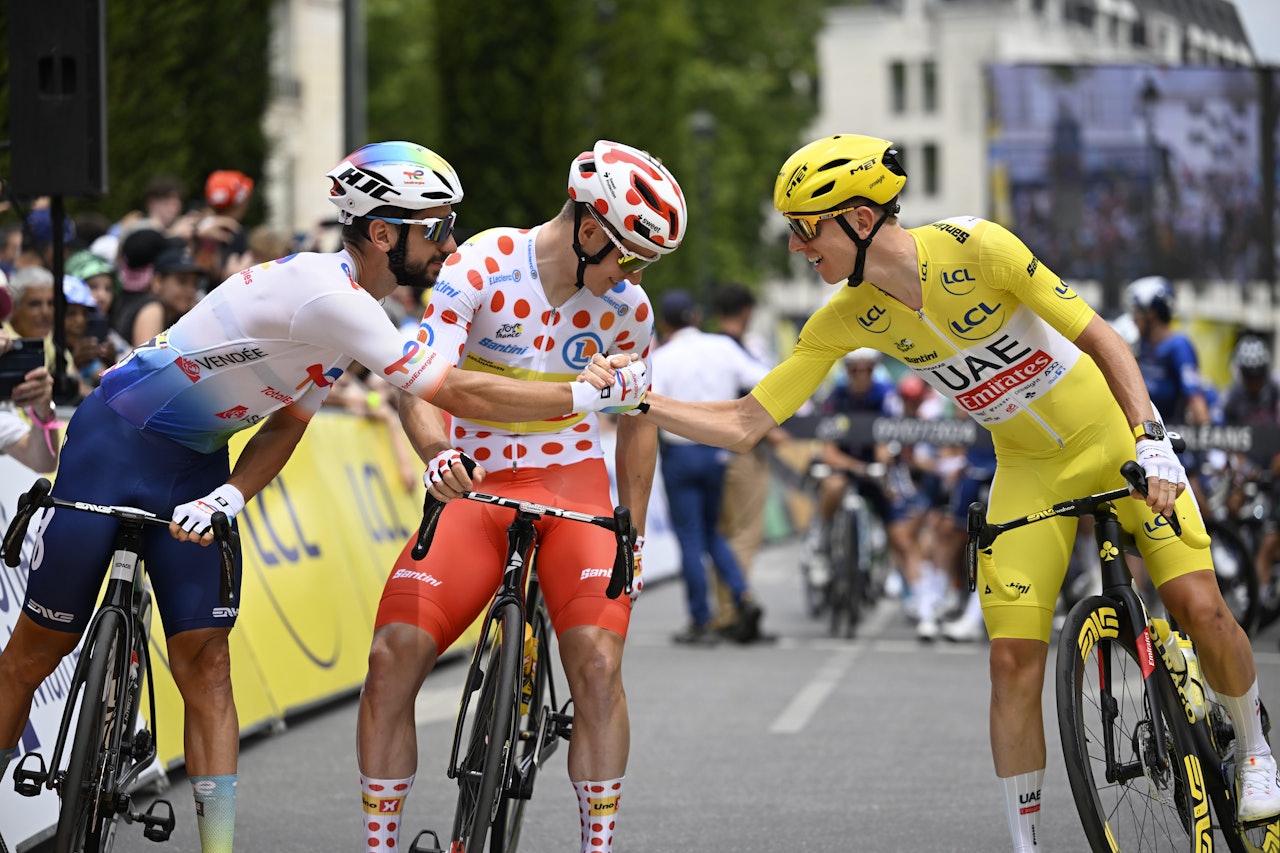 Jonas Abrahamsen på startstreken tirsdag sammen med Tadej Pogacar (til høyre) og Anthony Turgis (t.v.). Foto: Cor Vos Jonas Abrahamsen på startstreken tirsdag sammen med Tadej Pogacar (til høyre) og Anthony Turgis (t.v.). Foto: Cor Vos