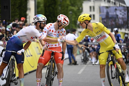 Jonas Abrahamsen på startstreken tirsdag sammen med Tadej Pogacar (til høyre) og Anthony Turgis (t.v.). Foto: Cor Vos Jonas Abrahamsen på startstreken tirsdag sammen med Tadej Pogacar (til høyre) og Anthony Turgis (t.v.). Foto: Cor Vos