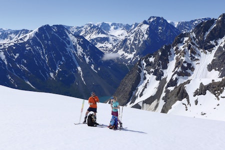 SHORTSFØRE: Tim Dassler og Sofia Henriksson tar en pause på vei mot Store Kjostinden en perfekt sommerdag. Foto: Hannah Wickers Store Kjostinden, sommerski