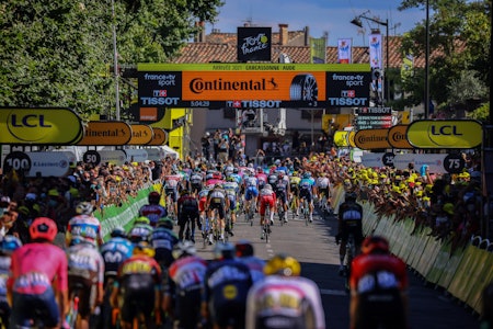 VELKOMMEN! I 2021 var Nîmes startby, mens målgangen var lagt til Carcassonne. Men hvordan får man egentlig tilslaget som start- eller målby i verdens største sykkelritt? FOTO: Cor Vos VELKOMMEN! I 2021 var Nîmes startby, mens målgangen var lagt til Carcassonne. Men hvordan får man egentlig tilslaget som start- eller målby i verdens største sykkelritt? FOTO: Cor Vos