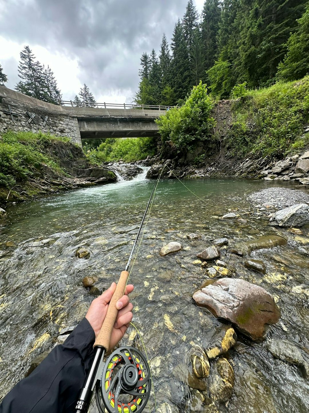 TROUTSPOTTING: Knut Røhme pakker med seg fluefiskeutstyret på tur når han er ute og konkurrerer i verdenscupen. FOTO: Privat TROUTSPOTTING: Knut Røhme pakker med seg fluefiskeutstyret på tur når han er ute og konkurrerer i verdenscupen. FOTO: Privat