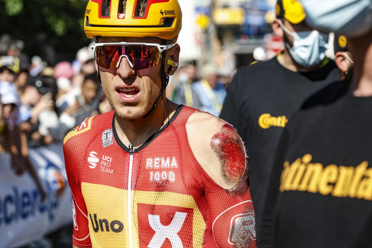 FALT: Tobias Halland Johannessen lå lenge godt an til å kjempe om en etappeseier. Så falt han 30 kilometer før mål. Foto: Cor Vos FALT: Tobias Halland Johannessen lå lenge godt an til å kjempe om en etappeseier. Så falt han 30 kilometer før mål. Foto: Cor Vos