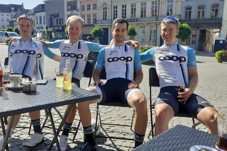 FANT SIN PLASS: André Drege ble hentet fra Lillehammer CK kun et par uker før dette bildet ble tatt. Her sitter kompisgjengen bestående av Embret Svestad-Bårdseng, Tore André Aase Vabø og Olav Hjemsæter på torget i den belgiske byen Geraardsbergen. Foto: Privat FANT SIN PLASS: André Drege ble hentet fra Lillehammer CK kun et par uker før dette bildet ble tatt. Her sitter kompisgjengen bestående av Embret Svestad-Bårdseng, Tore André Aase Vabø og Olav Hjemsæter på torget i den belgiske byen Geraardsbergen. Foto: Privat