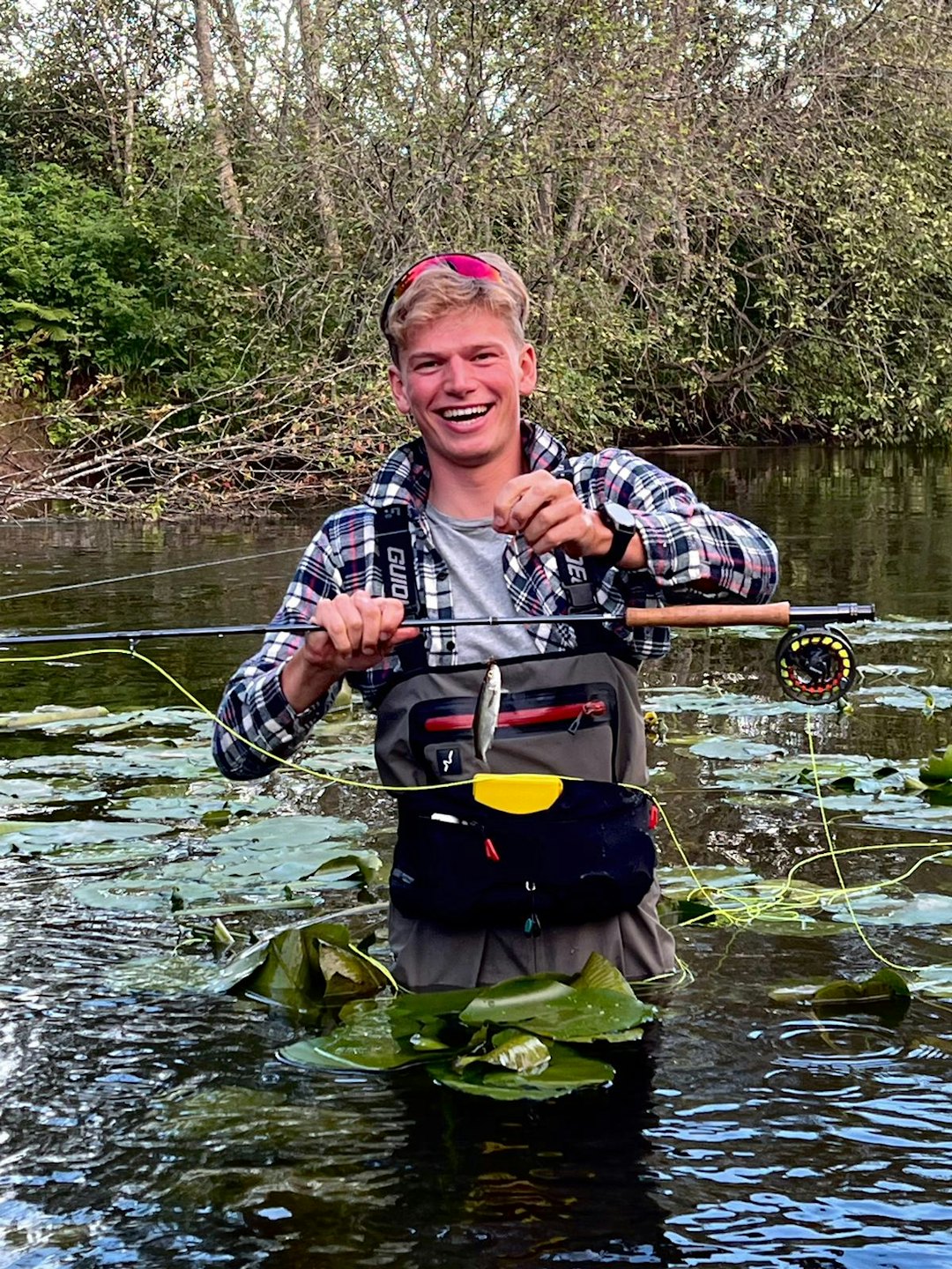 FANGST: Etter at denne artikkelen ble skrevet, har vi mottatt bilder der Knut viser fram fisk som trolig er tatt på flue. Bildet er foreløpig ikke verifisert. FOTO: Privat FANGST: Etter at denne artikkelen ble skrevet, har vi mottatt bilder der Knut viser fram fisk som trolig er tatt på flue. Bildet er foreløpig ikke verifisert. FOTO: Privat