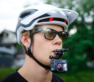 BITE MOUNT: Vi brukte et munnstykke til GoPro-kameraet for å få så likt perspektiv med brillene som mulig. Foto: Sigurd Ekeli Grimsby BITE MOUNT: Vi brukte et munnstykke til GoPro-kameraet for å få så likt perspektiv med brillene som mulig. Foto: Sigurd Ekeli Grimsby