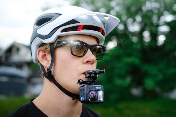 BITE MOUNT: Vi brukte et munnstykke til GoPro-kameraet for å få så likt perspektiv med brillene som mulig. Foto: Sigurd Ekeli Grimsby BITE MOUNT: Vi brukte et munnstykke til GoPro-kameraet for å få så likt perspektiv med brillene som mulig. Foto: Sigurd Ekeli Grimsby