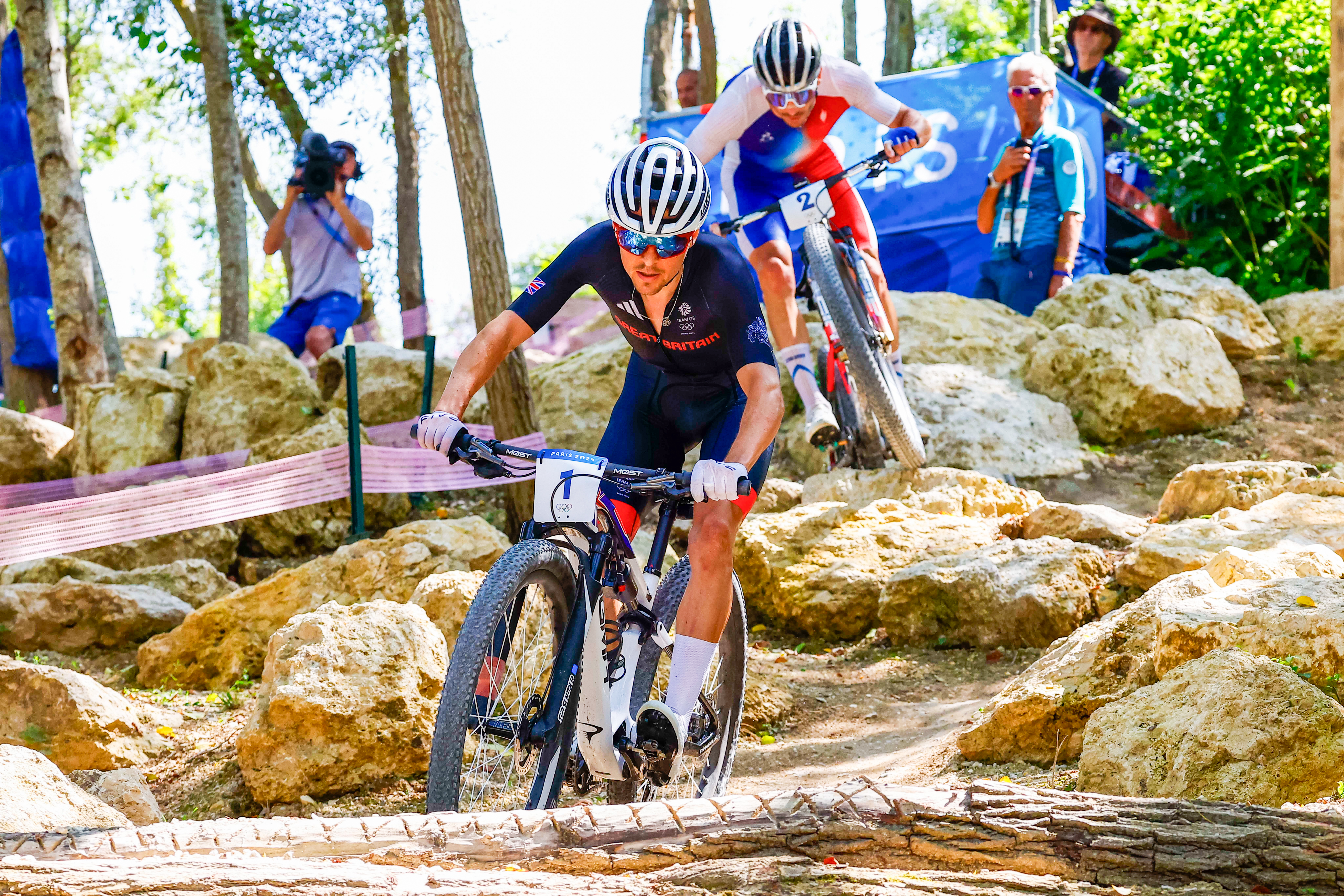 TØFF GULLKAMP: Tom Pidcock og Victor Koretzky kjempet hardt om gullet i Paris. Foto: Cor Vos