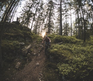 SISTE GLIMT: Tonje Sameien og Ola Paaske Gulbrandsen nyter perfekte forhold. Foto: Kristoffer H. Kippernes stisyklister i solnedgang på røverkollen, romsås