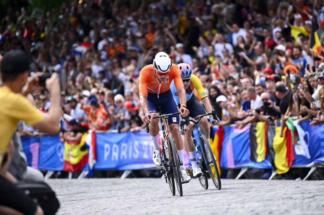 LAGET SHOW: Mathieu van der Poel angrep, mens Wout van Aert forsøkte å henge på bakhjulet hans. Slik vi har sett så mange ganger tidligere. «Yin og Yang», ble duoen kalt av Theis Magelssen på Max. FOTO: Cor Vos LAGET SHOW: Mathieu van der Poel angrep, mens Wout van Aert forsøkte å henge på bakhjulet hans. Slik vi har sett så mange ganger tidligere. «Yin og Yang», ble duoen kalt av Theis Magelssen på Max. FOTO: Cor Vos