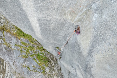 RENT OG PENT: Hannes Puman tok på finskjorta for fribestigningen av Disco 2000 på Blåmannen i Troms. Foto: Vegard Breie klatring i stort stup