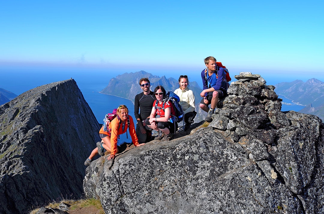 GLADE: En fornøyd gjeng på Sensjas høyeste fjell. Foto: Otto Teksum Lund. breitind
