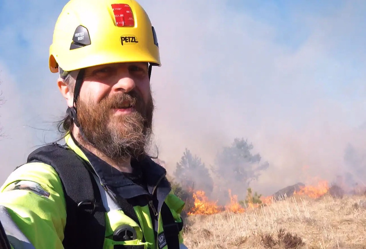 BRANN ER EN DEL AV ØKOSYSTEMET: Artikkelforfatteren på brannobservasjon under en kontrollert avbrenning. Foto: privat henrik espedal