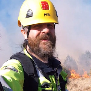 BRANN ER EN DEL AV ØKOSYSTEMET: Artikkelforfatteren på brannobservasjon under en kontrollert avbrenning. Foto: privat henrik espedal