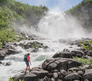 RÅTT OG VÅTT: NÅr vi nærmer oss den brusende Valnesfossen, blir det stadig fuktigere i lufta. Fossen er størst rett etter snøsmeltingen. Foto: Jon Olav Larsen valnesfossen